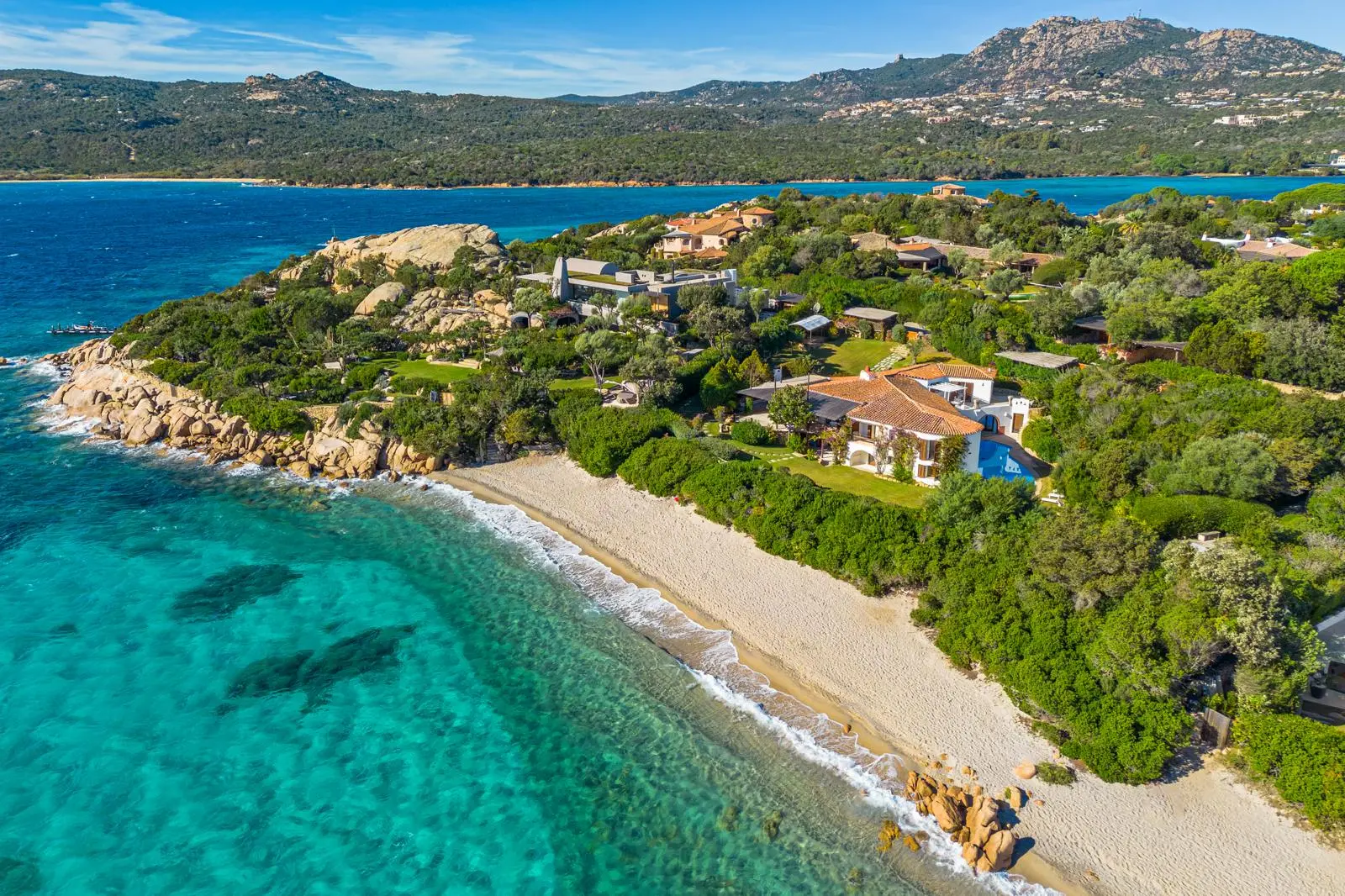 Veduta aerea della Costa Smeralda con mare cristallino e ville di pregio